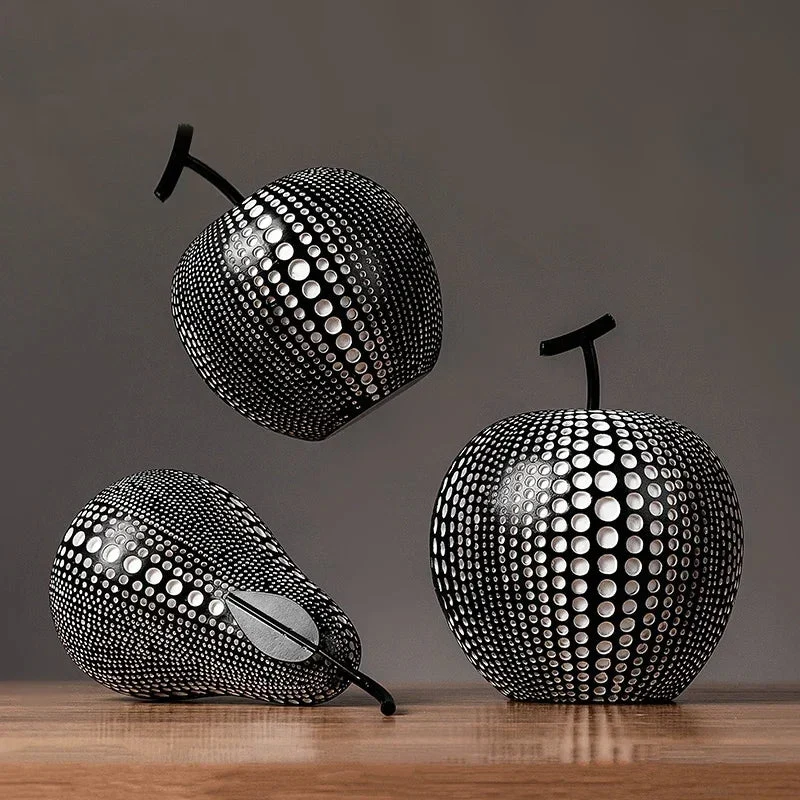 Elegant Æbleskulptur med Sort-Hvide Prikker – Nordisk Design