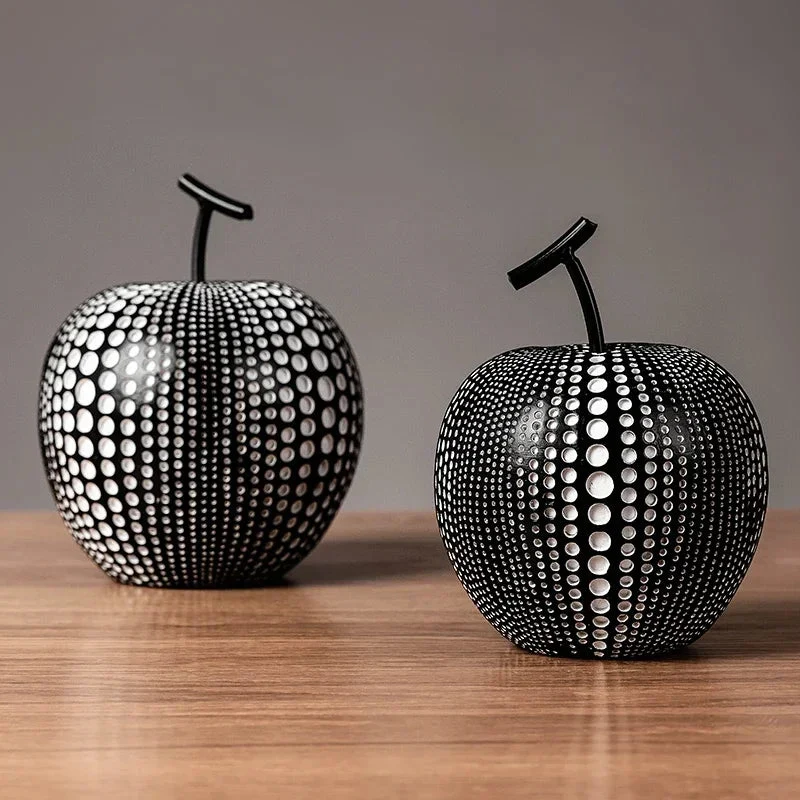 Elegant Æbleskulptur med Sort-Hvide Prikker – Nordisk Design