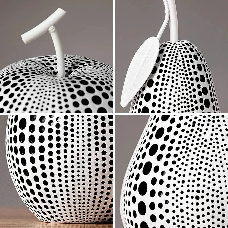 Elegant Æbleskulptur med Sort-Hvide Prikker – Nordisk Design