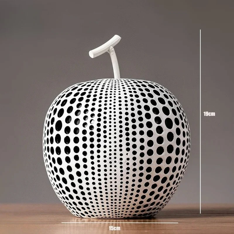 Elegant Æbleskulptur med Sort-Hvide Prikker – Nordisk Design