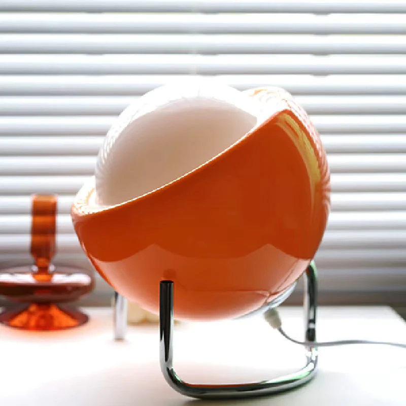 Elegant Bauhaus Bordlampe med Blødt Lys og Rustfri Stålbase