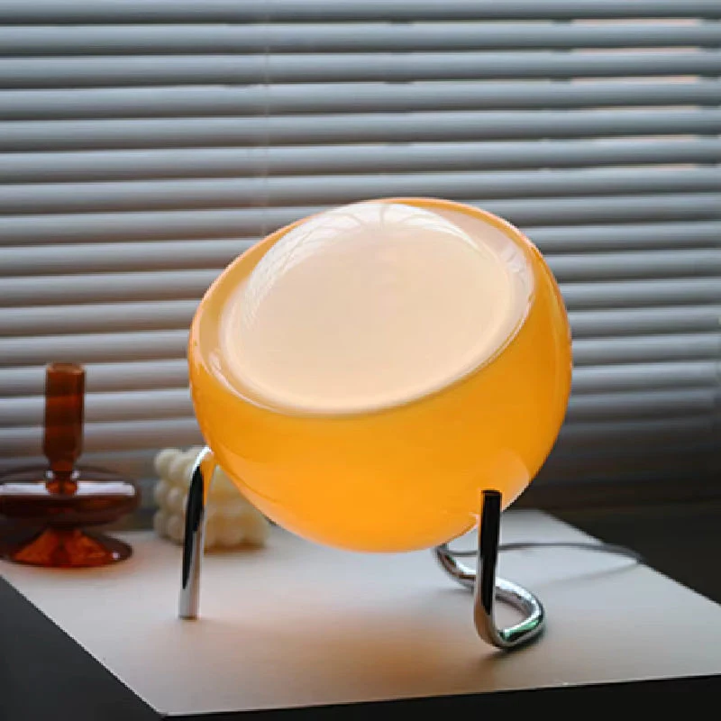 Elegant Bauhaus Bordlampe med Blødt Lys og Rustfri Stålbase