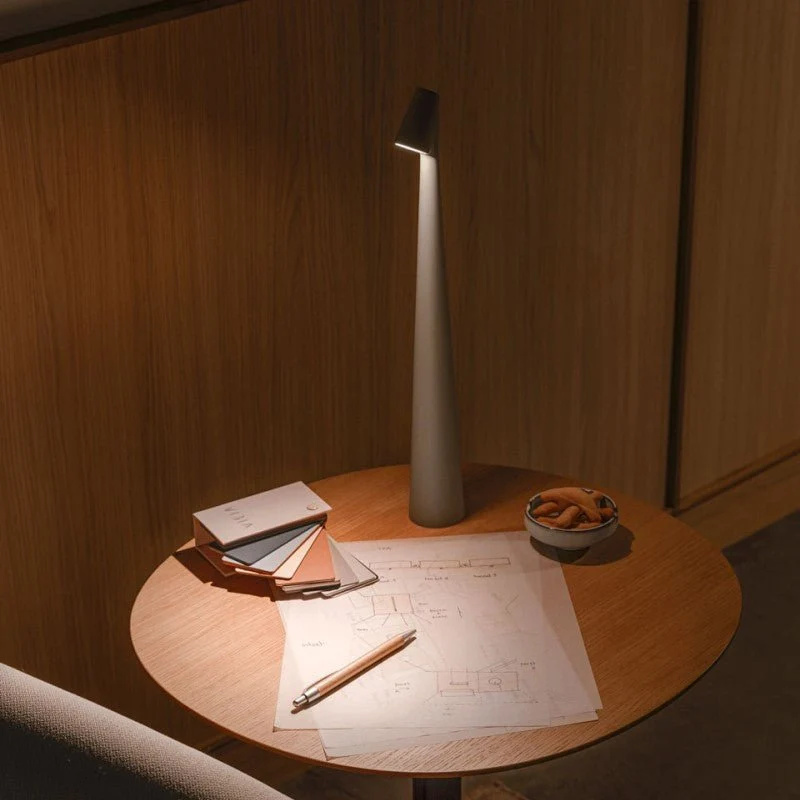 Trådløs Gulvlampe med Justerbar Lysstyrke og Stilrent Design