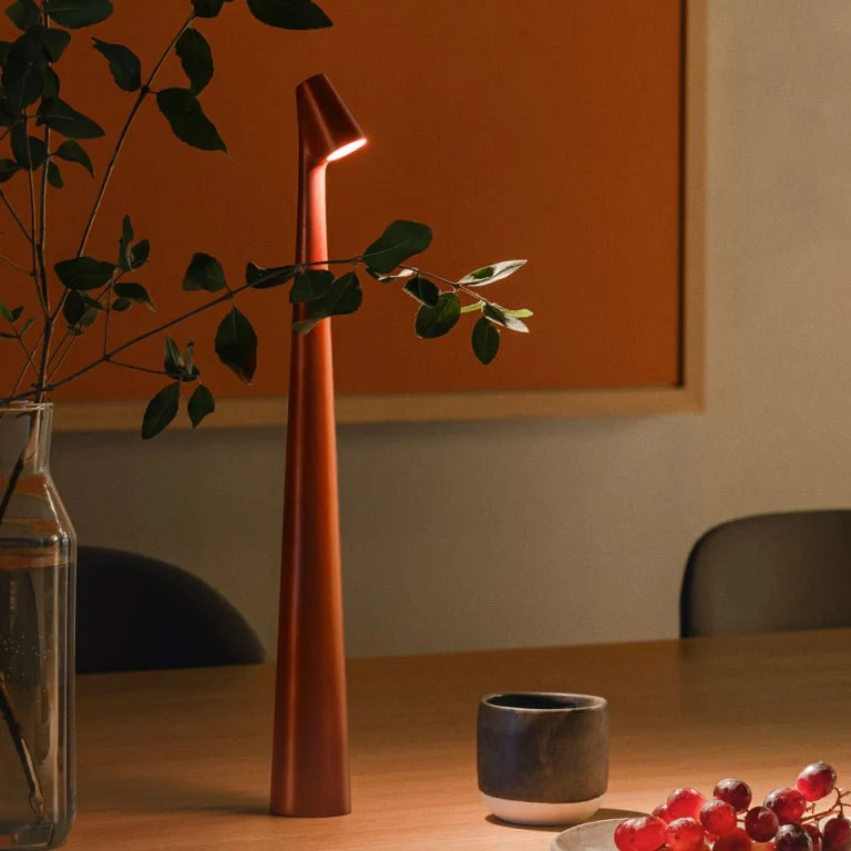 Trådløs Gulvlampe med Justerbar Lysstyrke og Stilrent Design