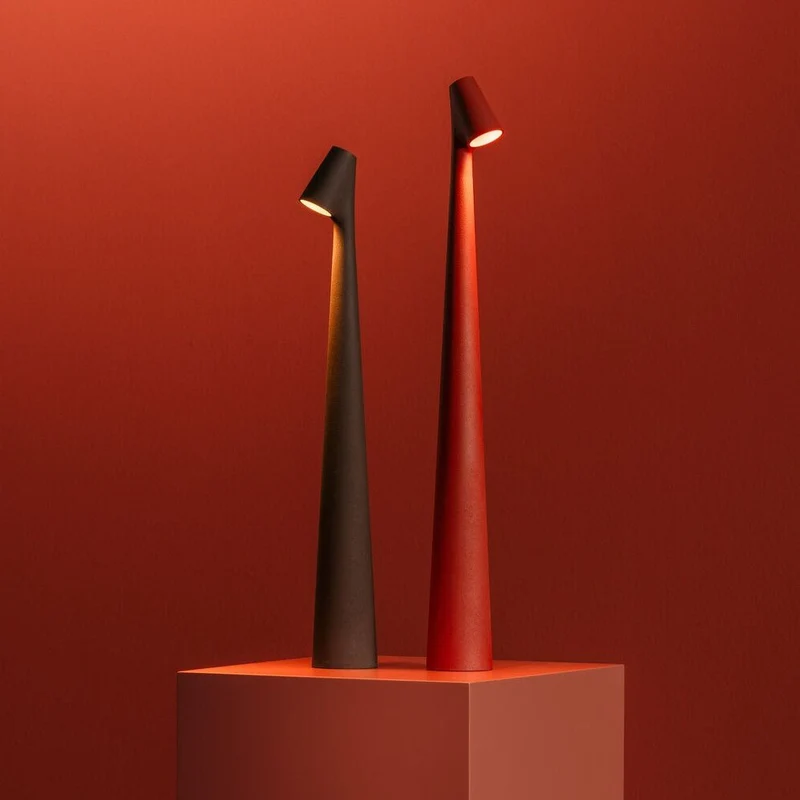 Trådløs Gulvlampe med Justerbar Lysstyrke og Stilrent Design