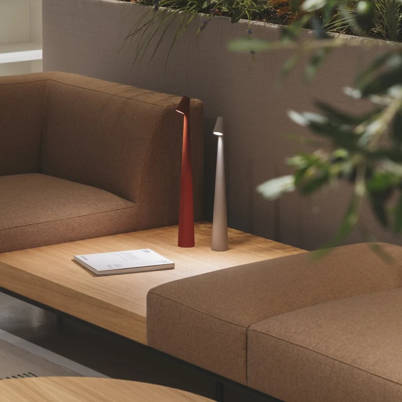 Trådløs Gulvlampe med Justerbar Lysstyrke og Stilrent Design