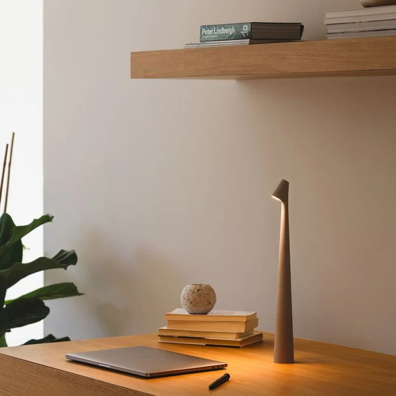 Trådløs Gulvlampe med Justerbar Lysstyrke og Stilrent Design