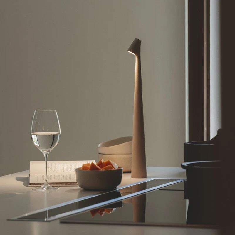 Trådløs Gulvlampe med Justerbar Lysstyrke og Stilrent Design