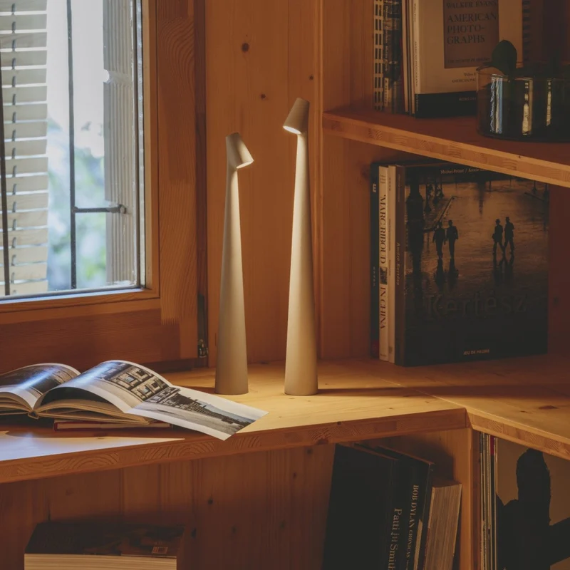 Trådløs Gulvlampe med Justerbar Lysstyrke og Stilrent Design