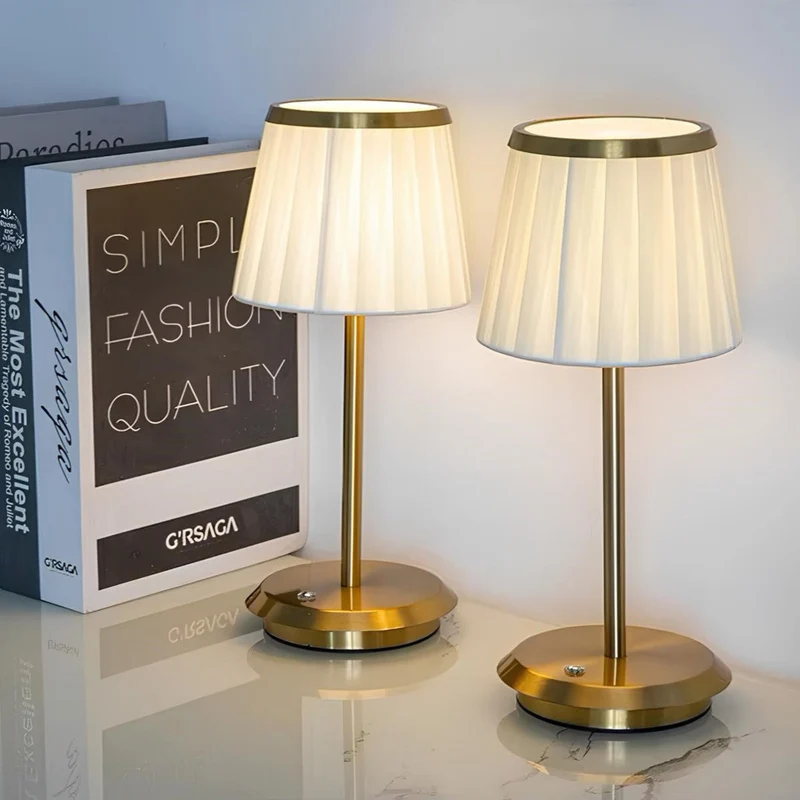 Elegant Bordlampe med Blødt Lys til Hjem og Kontor