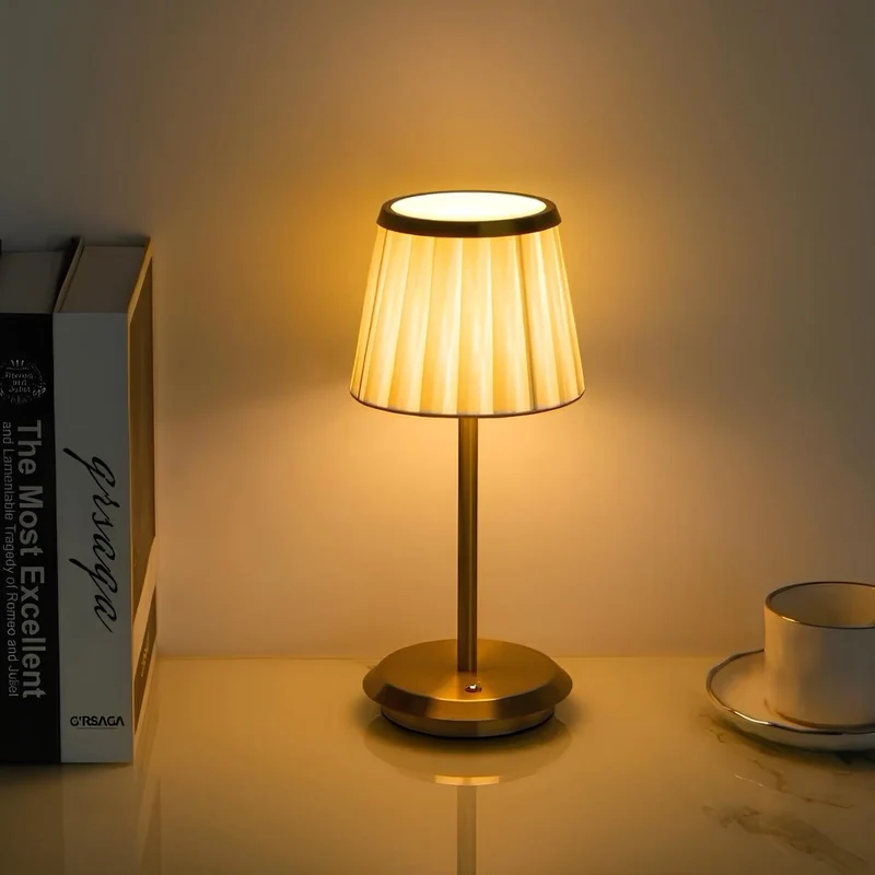 Elegant Bordlampe med Blødt Lys til Hjem og Kontor