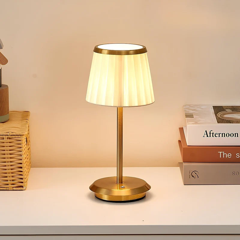Elegant Bordlampe med Blødt Lys til Hjem og Kontor
