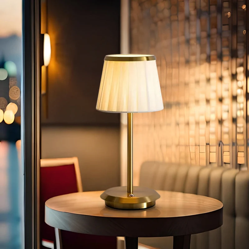 Elegant Bordlampe med Blødt Lys til Hjem og Kontor