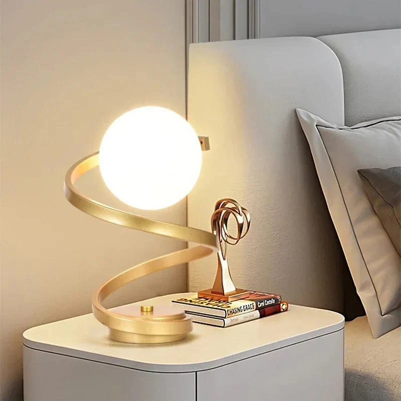 Gylden Spiral Bordlampe med Kunstnerisk Lysdesign