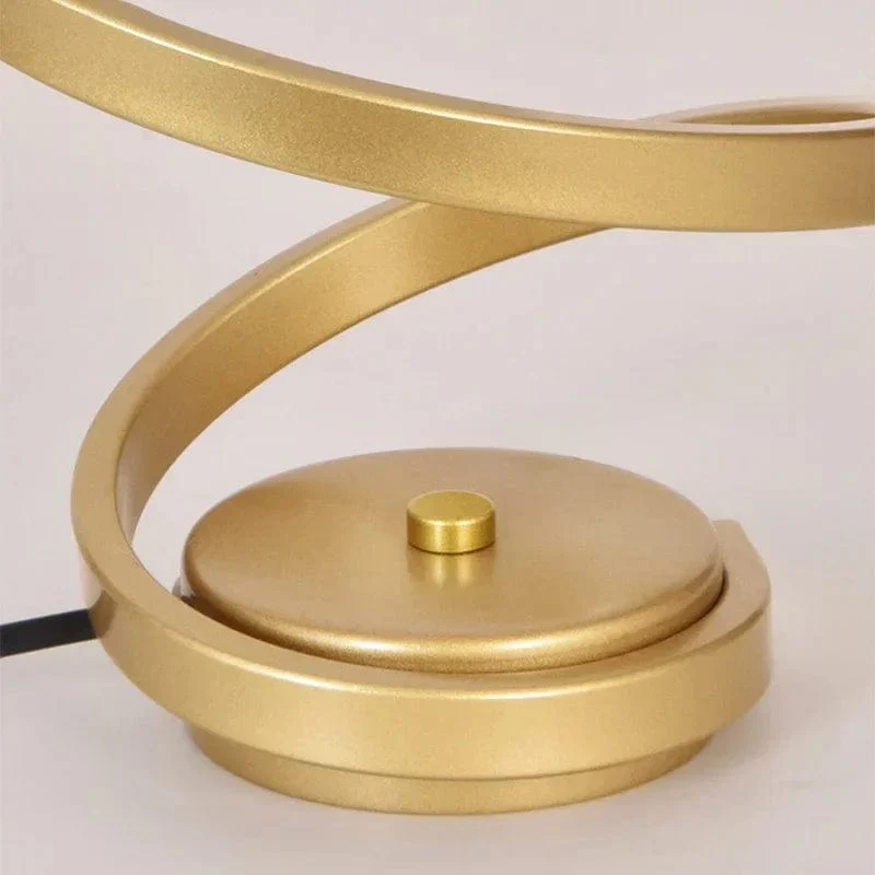 Gylden Spiral Bordlampe med Kunstnerisk Lysdesign