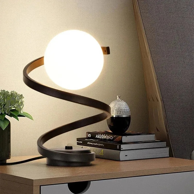 Gylden Spiral Bordlampe med Kunstnerisk Lysdesign