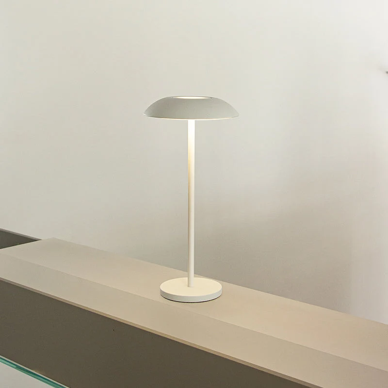 Stilfuld LED-bordlampe med genopladelig trådløs funktion