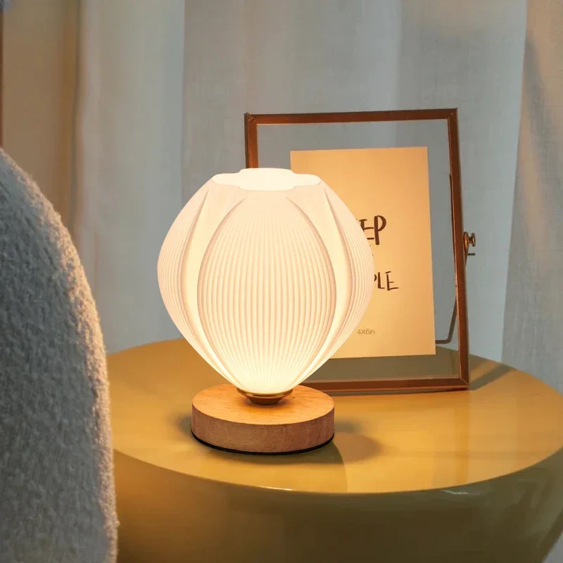 Elegant Træbordlampe med Beroligende Skandinavisk Belysning