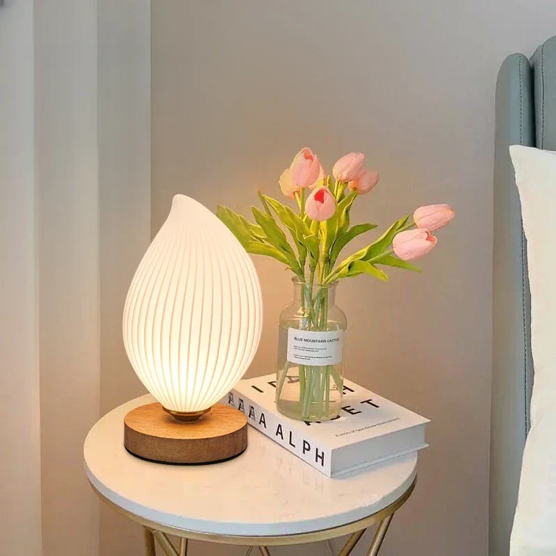 Elegant Træbordlampe med Beroligende Skandinavisk Belysning
