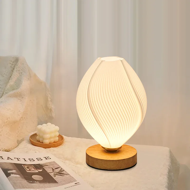 Elegant Træbordlampe med Beroligende Skandinavisk Belysning