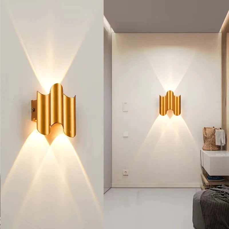 Elegant Bølgedesign Væglampe med Unik Lysfordeling