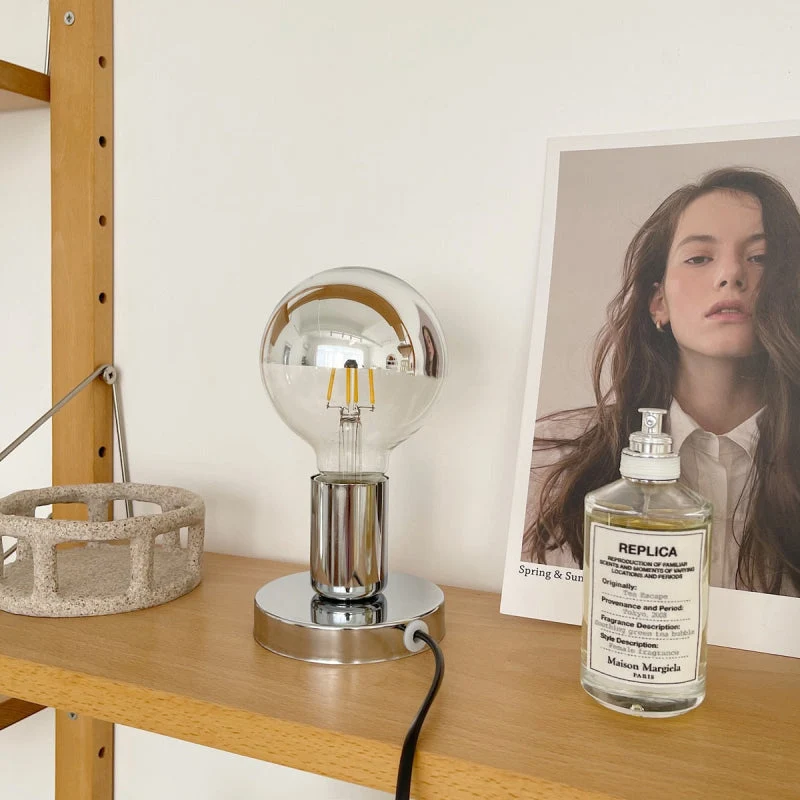 Elegant Skrivebordslampe med Holdbart Design til Hverdagsbrug