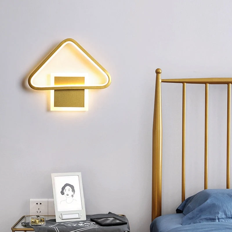 Elegant Geometrisk LED Væglampe med Gylden Finish