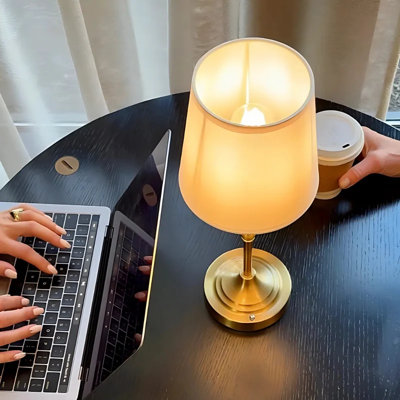 Moderne Hvid Metal Bordlampe - Skab Hygge i Dit Hjem