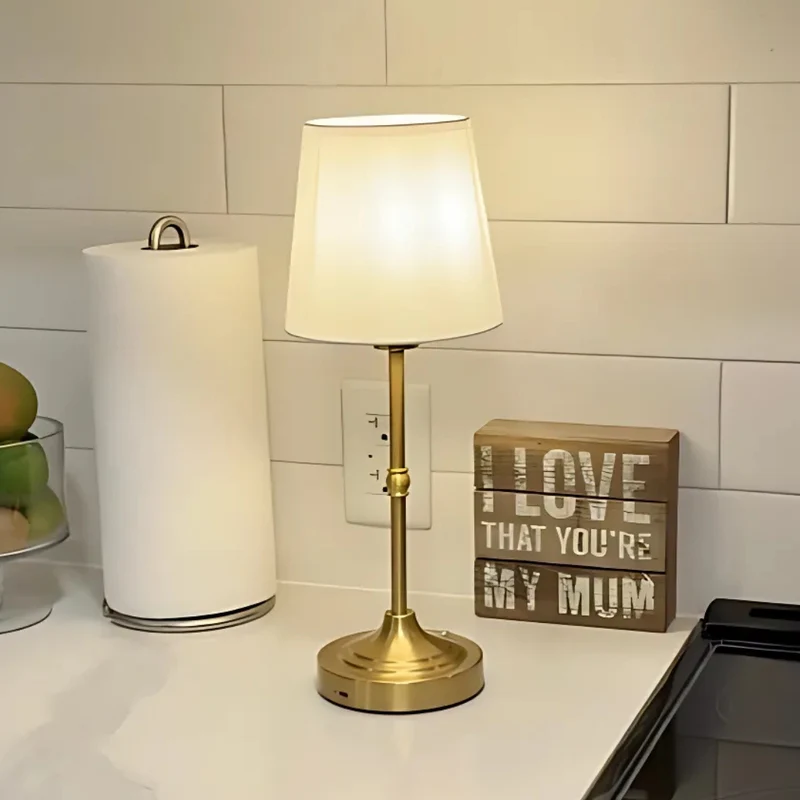 Moderne Hvid Metal Bordlampe - Skab Hygge i Dit Hjem