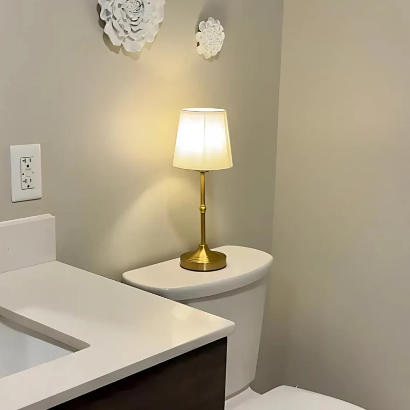 Moderne Hvid Metal Bordlampe - Skab Hygge i Dit Hjem