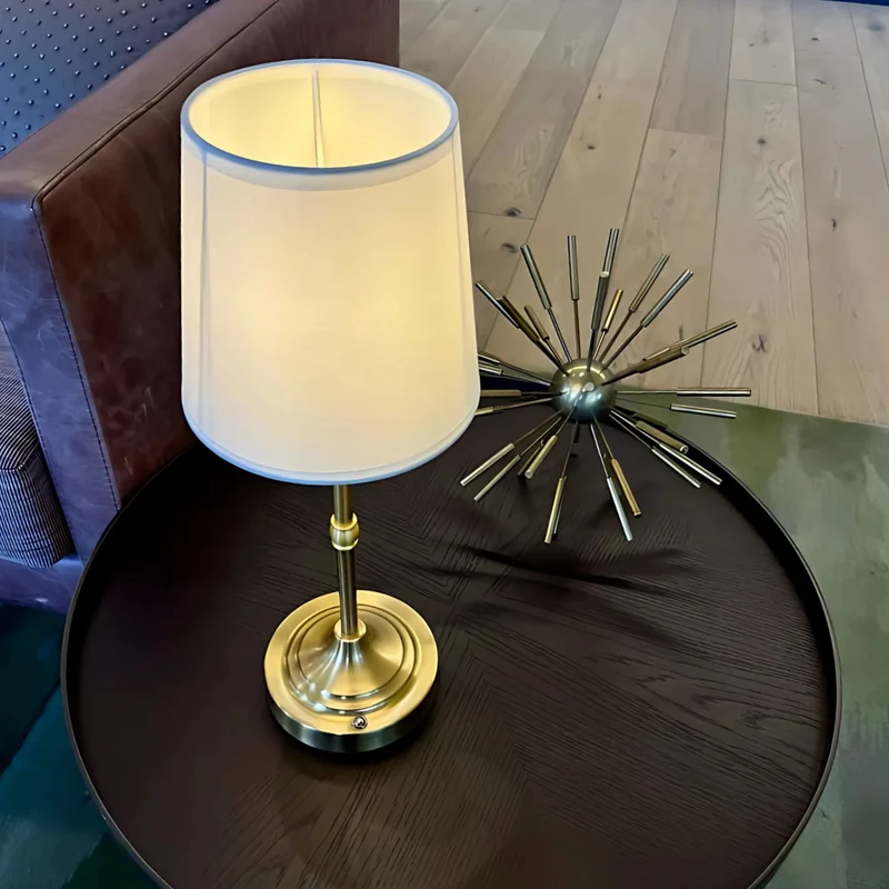Moderne Hvid Metal Bordlampe - Skab Hygge i Dit Hjem