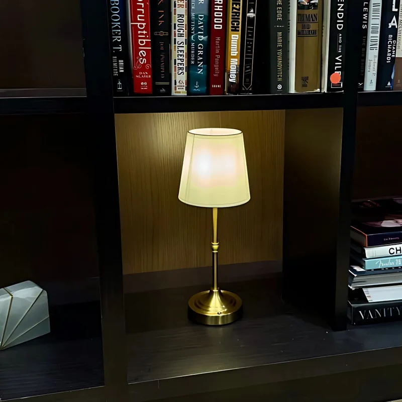 Moderne Hvid Metal Bordlampe - Skab Hygge i Dit Hjem