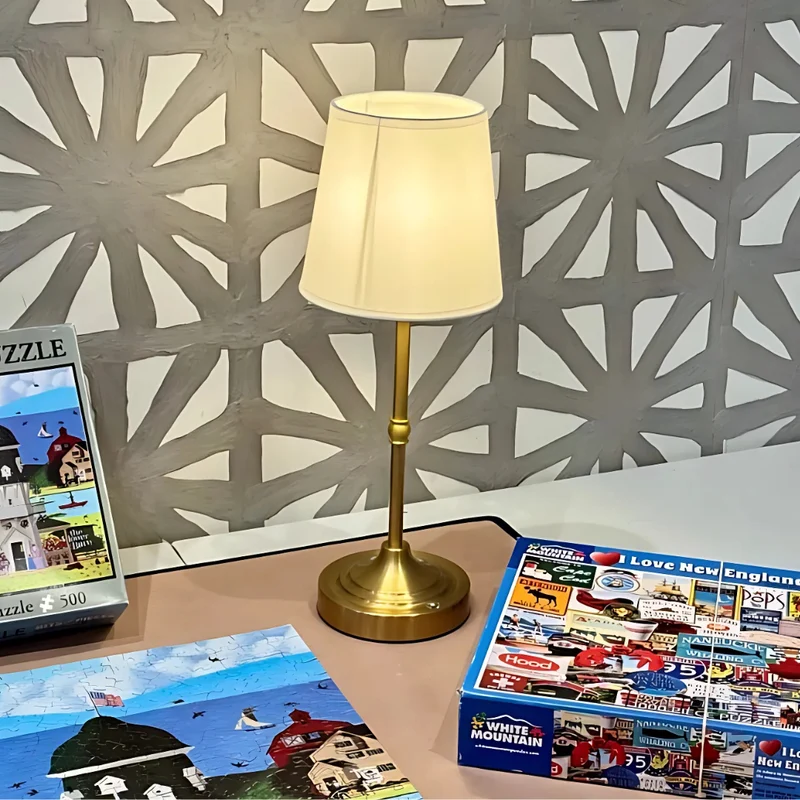 Moderne Hvid Metal Bordlampe - Skab Hygge i Dit Hjem