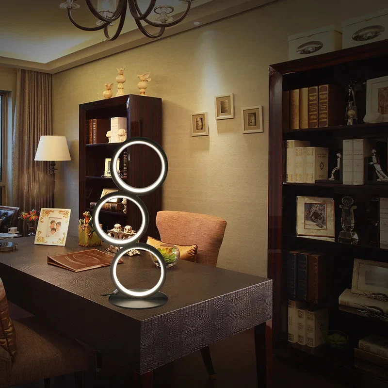 Moderne LED Bordlampe - Justerbar Belysning til Dit Hjem