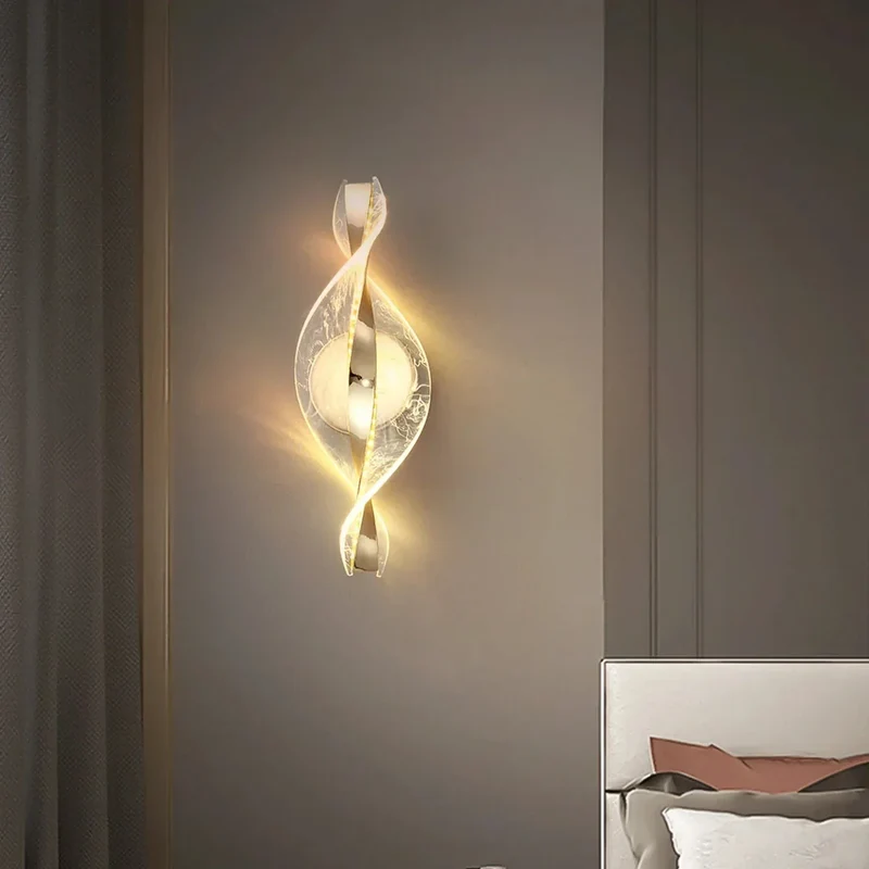 Stilfuld LED-væglampe med kunstnerisk gulddesign