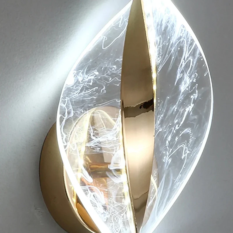 Stilfuld LED-væglampe med kunstnerisk gulddesign