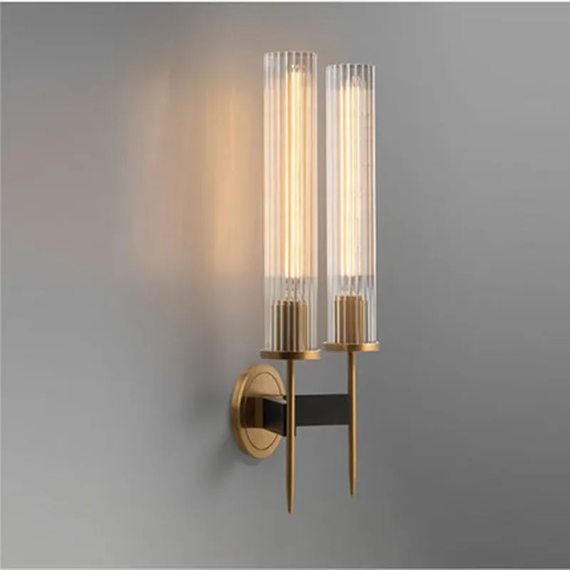 Elegant væglampe i ribbet glas med varm kobberfinish
