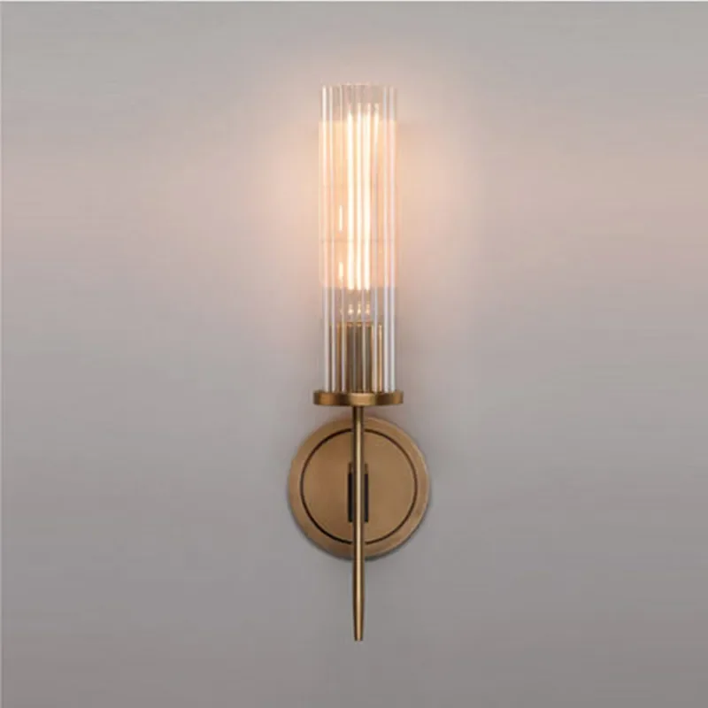 Elegant væglampe i ribbet glas med varm kobberfinish