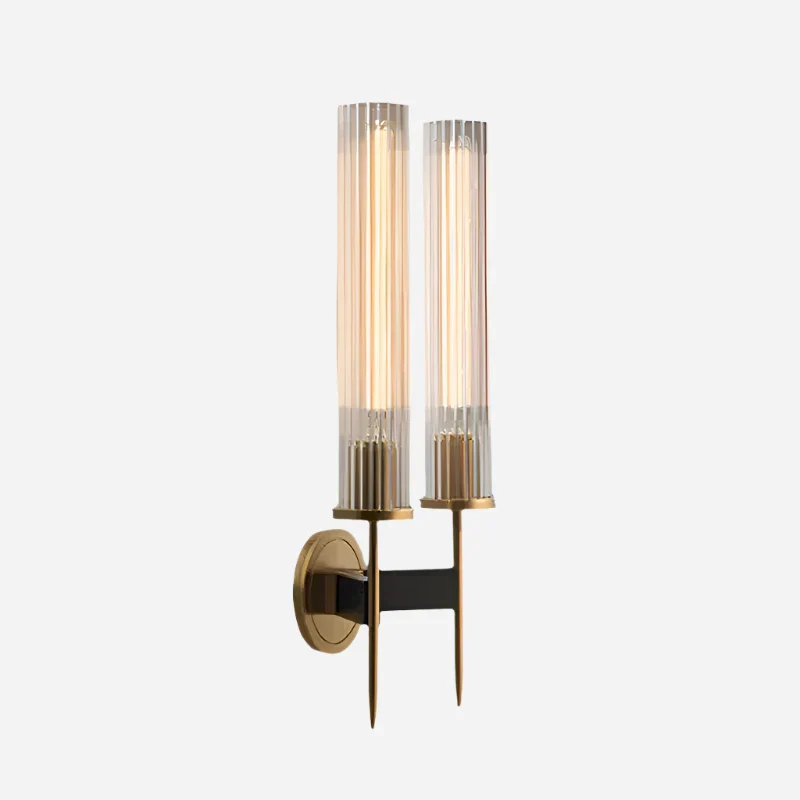 Elegant væglampe i ribbet glas med varm kobberfinish