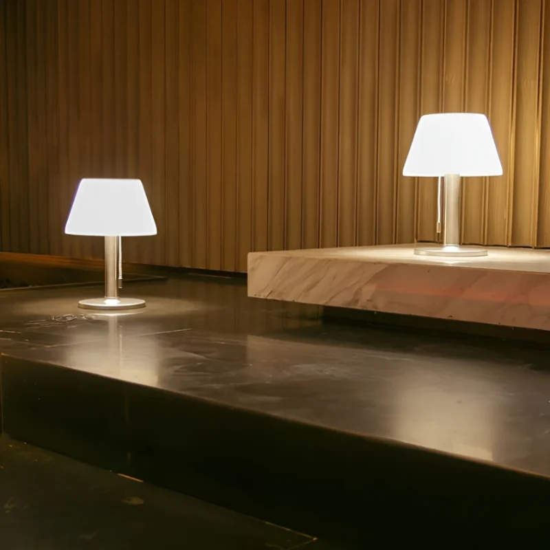 Solcelledrevet LED Bordlampe med Stilrent Design og Hyggebelysning