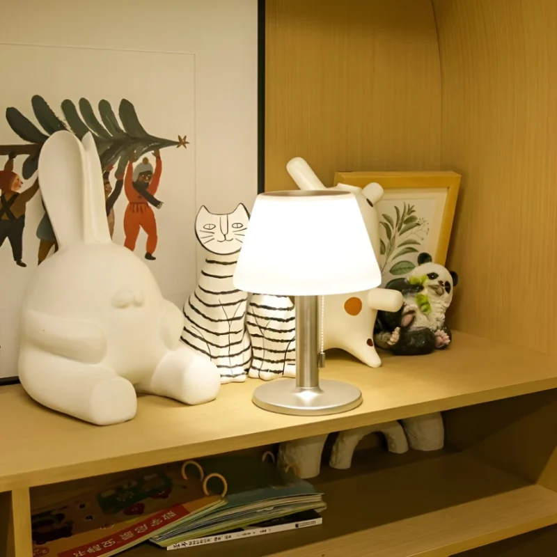 Solcelledrevet LED Bordlampe med Stilrent Design og Hyggebelysning