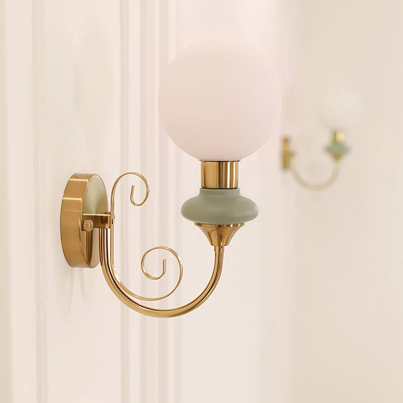 Stilfuld Væglampe med Varmt Lys og Elegant Design