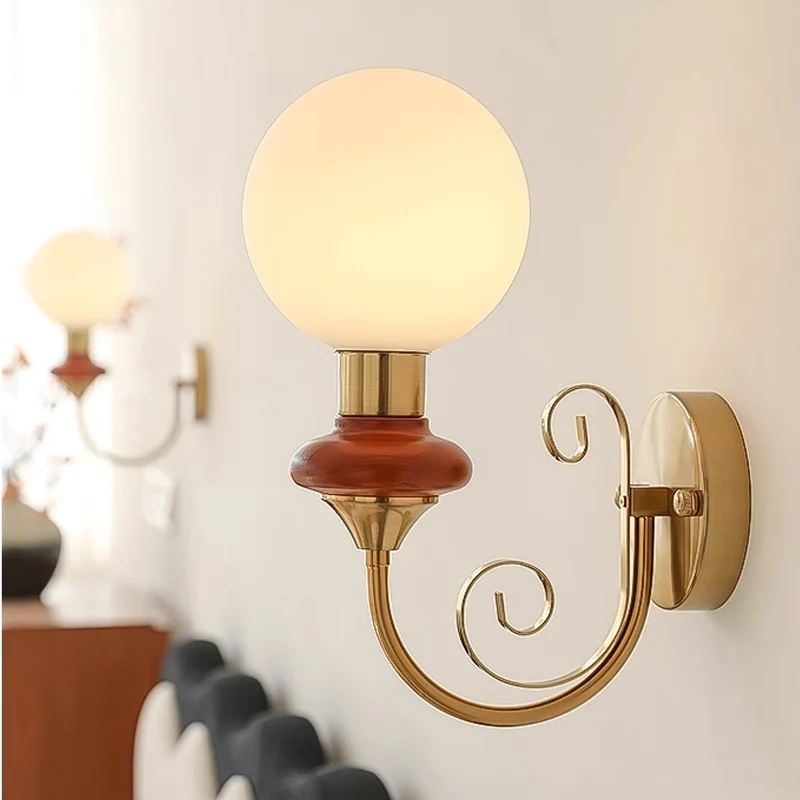 Stilfuld Væglampe med Varmt Lys og Elegant Design