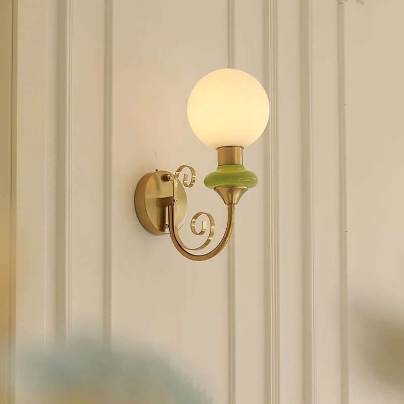 Stilfuld Væglampe med Varmt Lys og Elegant Design