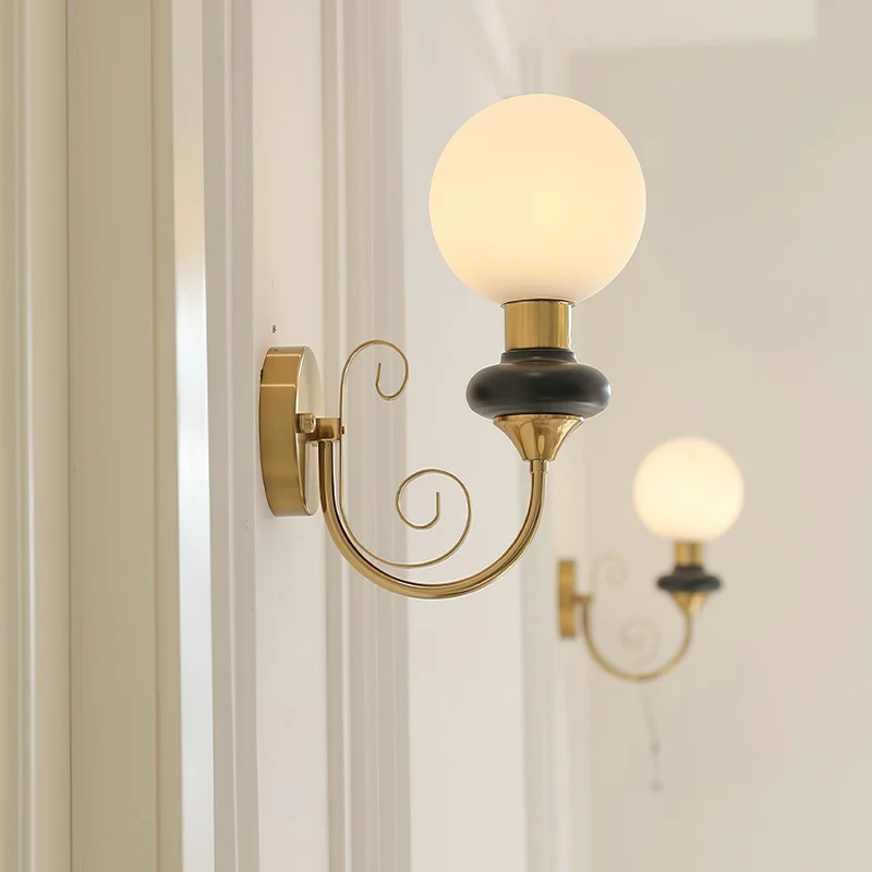 Stilfuld Væglampe med Varmt Lys og Elegant Design