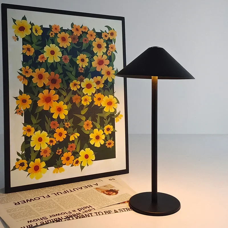 Justerbar Genopladelig LED Bordlampe med Lang Batteritid