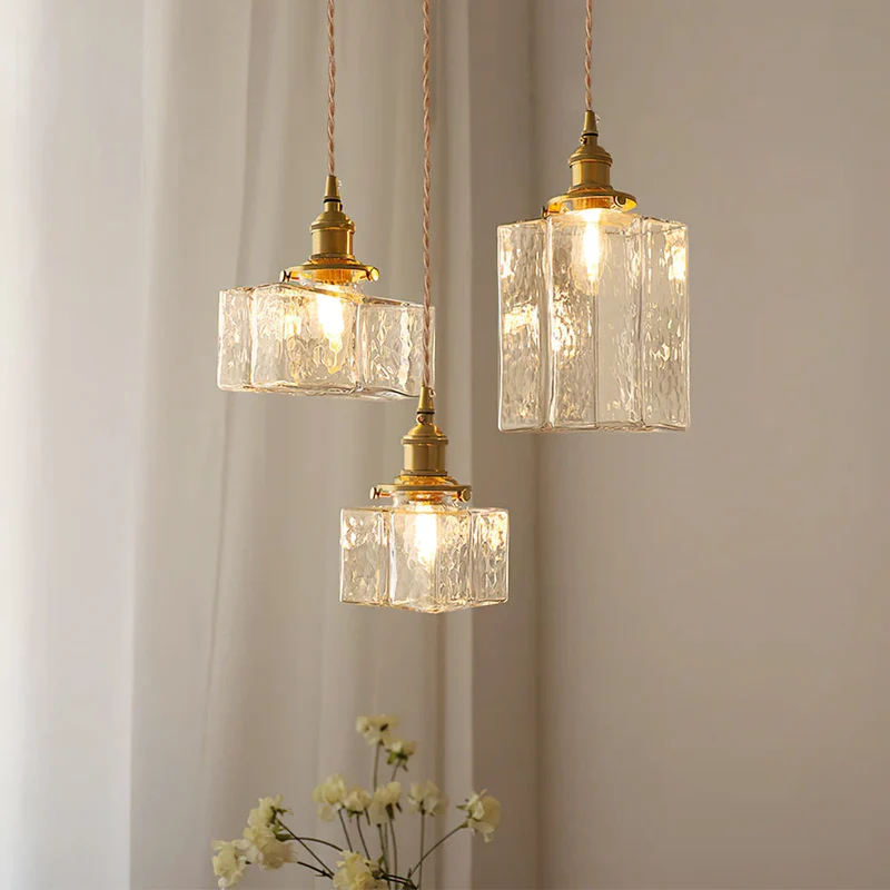 Elegant glaspendel med geometrisk design og varm belysning