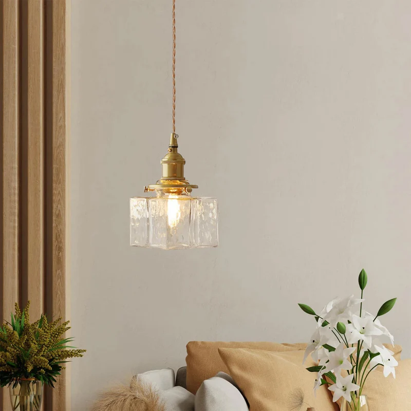 Elegant glaspendel med geometrisk design og varm belysning