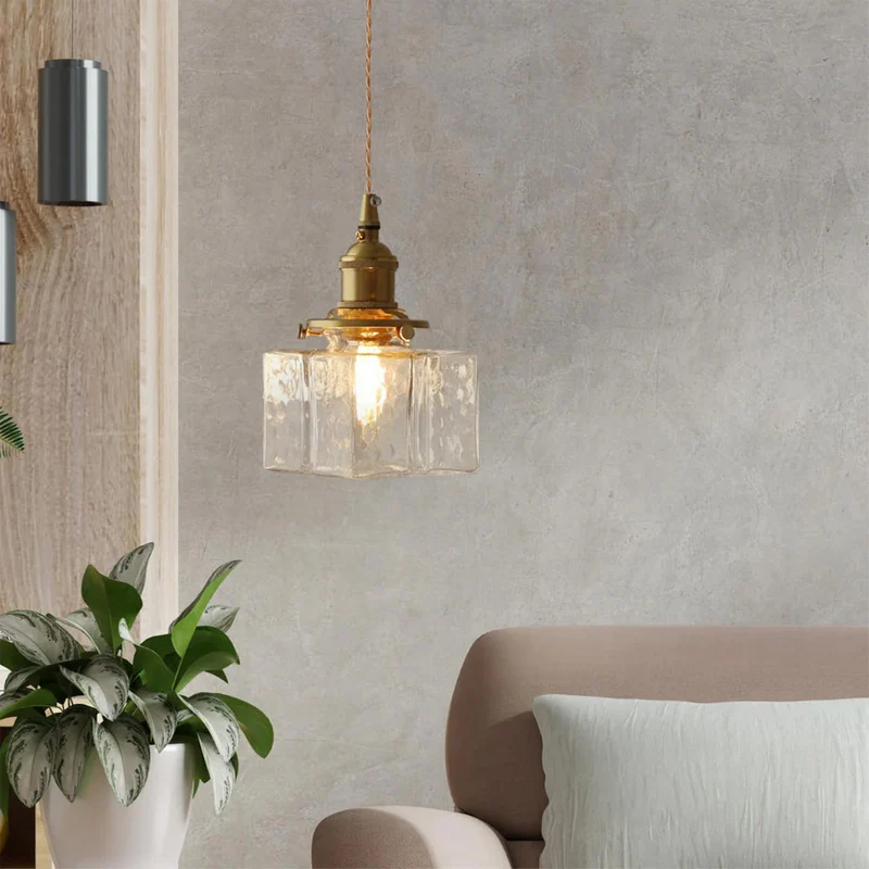 Elegant glaspendel med geometrisk design og varm belysning