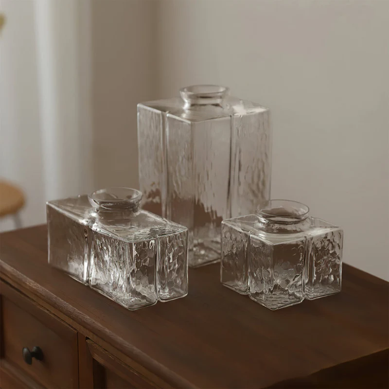 Elegant glaspendel med geometrisk design og varm belysning